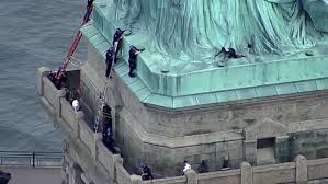 Statue cruises es el único proveedor oficial autorizado de billetes y tours del monumento nacional de la estatua de la libertad y de ellis island. Una Mujer Se Trepa A La Estatua De La Libertad Para Protestar Por La Separacion De Familias En La Frontera