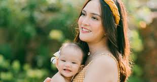 Shandy aulia (lahir di jakarta, 23 juni 1987; Anak Shandy Aulia Pakai Kebaya Bali 2 Nyata
