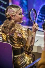 We don't have a biography for csobot adél. Csobot Adel Tetotol Talpig Aranyban Ragyogott Kaprazatos Ruhat Huzott Az Esti Musorba Hazai Sztar Femina