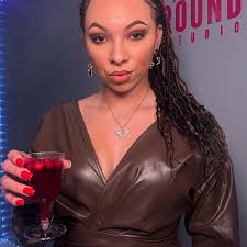 Who's that Queen B chick? Eyes pearly black…🤎