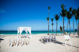 Simple Yet Elegant Beach Wedding Ceremony In 2020 Wedding Beach Ceremony Insta Wedding Beach Wedding
