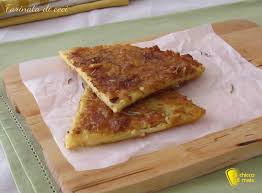 Lasciare in acqua (3/4 di litro) per almeno 4 ore la farina di ceci unita a sale nel frattempo preparare il tegame speciale per la farinata, ossia una teglia sottile ungendone bene il. Farinata Di Ceci Ricetta Ligure