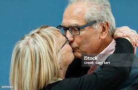 Старшая Французская Пара В Любви — стоковые фотографии и другие картинки  60-64 года