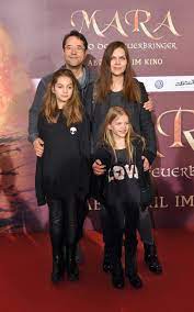 Liefers ist die zweite und jüngste tochter von anna loos und jan josef liefers.ihre ältere schwester lilly liefers ist ebenfalls schauspielerin. Anna Loos Privat So Halt Sie Die Liebe Mit Jan Josef Liefers Frisch News De