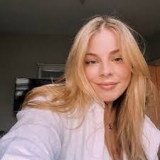 Bernadette Davis's Instagram, Twitter & Facebook