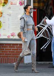 Kim kardashian to kanye west: Irina Shayk Ihre Lockdown Outfits Zwingen Uns Unsere Eigenen Zu Uberdenken Vogue Germany