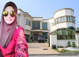 Malah, dia adalah pemilik pakaian wanita. Jutawan Muda Nur Sajat Pemilik Baru Banglo Dato Aliff Syukri Berharga Rm11 Juta Sentiasa Panas