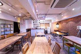 goblin 青山店 lounge 外苑前駅から徒歩5分 表参道駅から徒歩7分にある撮影スタジオです 素材感豊かなレンガ壁とヴィンテージ風ファニチャーが特徴的 カウンターを活用したバーシーンや ソファーブースを活かしたインタビュー撮影に最適 2019年2月現在