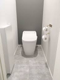 フロアタイル 床材はコレを選びました モノトーン 木のおうち 2020 トイレのデザイン シンプル トイレ トイレ 床 タイル
