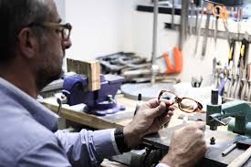 Selon la saison et la diversité des matières (laine, coton, soie, lin. Ateliers Baudin La Lunette Sur Mesure A Paris Serie Savoir Faire