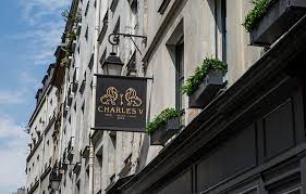 This hotel also features complimentary wireless internet access, concierge services, and a fireplace in the lobby. Hotel Charles V Bewertungen Fotos Preisvergleich Paris Ile De France Tripadvisor