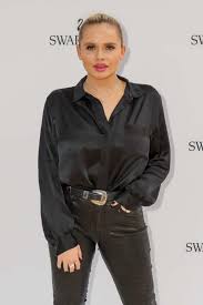 She and her family moved to los angeles for her older brother, cody, to pursue a career in music. Alli Simpson Bio Facts Latest Photos And Videos Gotceleb