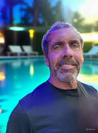 Can you photoshop people out of this photo?