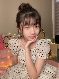 Emily 蔡瀞萱- ㊗️大家中秋节快乐🎑🎊 今天大家会不会在家提灯笼🏮吃月饼🥮呢？  对了🔔今天的#八八六十事会有新歌单推荐哦🤭💕播出后让我知道你喜欢哪一首吧～🙆🏻‍♀️💗 #中秋节#