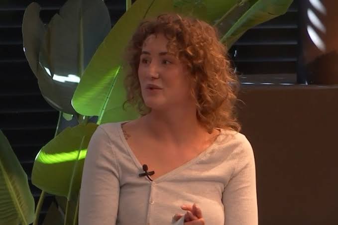 Julia wil pruiken kopen van prijzengeld De Bondgenoten - LoveReality