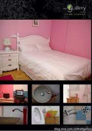 客房905 这是一间以粉色为主色调的公主床房 女孩子们的大爱 房间面积15平米 一米五大床 房间带窗户 玻璃式独立洗手间 24小时热水 客房配置 26寸品牌液晶电视 台式液晶电脑 空调 电吹风 热水壶 宜家上网桌椅 宜家台灯 一次性洗漱用品 毛巾 浴巾 一