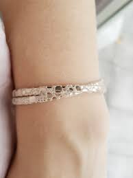 Bracelet Femme Double Tour Cuir Champagne Dore Idee Cadeau Anniversaire Noel Fetes Un Grand Marche Le site divao.com vous propose des idées cadeaux personnalisés pour vos événements et plus particulièrement pour anniversaire. bracelet femme double tour cuir