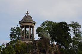 Saqué esta foto en el parc des buttes chaumont. Britt Arnhild S House In The Woods Parc Des Buttes Chaumont With A Special Selfie Photo
