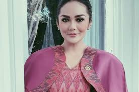 Tuding krisdayanti masih fasilitasi anang hermansyah usai cerai, raul lemos sempat permasalahkan warisan aurel dan azriel. Returning To Raul Lemos Hometown In Timor Leste Krisdayanti Does Not Have The Energy To Sweep The Beach With Flip Flops All Pages Netral News