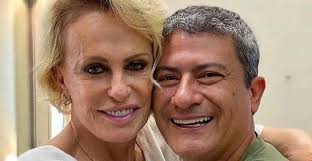 Ana maria braga maffeis (born april 1, 1949) is a brazilian television presenter and journalist.1. Ana Maria Braga Mostra Nova Homenagem A Tom Veiga E Filosofa A Gente Vai Sempre Lembrar