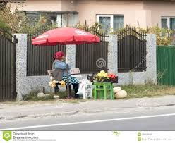 Découvrez toute notre gamme de fruits et légumes exotiques au rayon fruits et légumes de votre magasin grand frais : Une Femme Agee Vend Des Legumes Et Des Fruits Frais Sur Le Bord De La Route Dans Une Banlieue De Bucarest Roumanie Photo Editorial Image Du Bucarest Frais 102019526