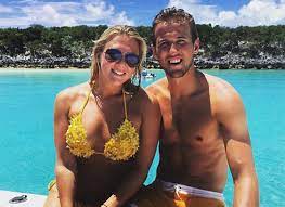 Harry edward kane mbe (born 28 july 1993) is an english professional footballer who plays as a striker for premier league club tottenham hotspur and captains the england national team. Napadayushij Tottenhema I Sbornoj Anglii Garri Kejn Sdelal Predlozhenie Svoej Devushke Na Bagamah Hello Russia