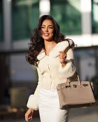 فاطمة المؤمن وشقيقتها صمود المؤمن تثيران الجدل. Ø§Ù„ÙƒÙˆÙŠØªÙŠØ© ÙØ§Ø·Ù…Ø© Ø§Ù„Ù…Ø¤Ù…Ù† ØªÙƒØ´Ù Ø¹Ù† Ø¯Ø®Ù„Ù‡Ø§ Ø§Ù„Ø´Ù‡Ø±ÙŠ Ø§Ù„ÙˆØ·Ù† Ø§Ù„Ø®Ù„ÙŠØ¬ÙŠØ©