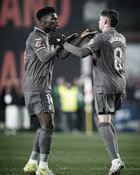 🚨 𝐁𝐑𝐄𝐀𝐊𝐈𝐍𝐆: Aur&eacute;lien Tchouam&eacute;ni and Fede Valverde had a 𝐅𝐈𝐆𝐇𝐓  in training today, reports Marca! 🤯🥊 &ldquo;The two players almost  𝐏𝐇𝐘𝐒𝐈𝐂𝐀𝐋𝐋𝐘 fought and it got more 𝐈𝐍𝐓𝐄𝐍𝐒𝐄 in the  𝐋𝐎𝐂𝐊𝐄𝐑 𝐑𝐎𝐎𝐌&rdquo;, the