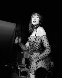 Dua lipa stunned at the 2021 grammys in a gorgeous versace dress. Dua Lipa Behind The Scenes Shot By Dua Lipa New Rules Facebook