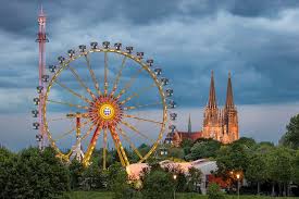 Die Dult In Regensburg Gilt Als Grosstes Volksfest Der Oberpfalz Sie Ist Ein Ausgesprochenes Familienvolksfest Wo Neben Den F Riesenrad Regensburg Schausteller
