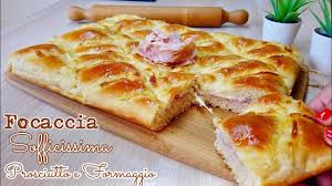 La focaccia classica è farcita a scelta con verdure, prosciutto, mozzarella, salumi, avanzi …e tutto quello che vi piace! Focaccia Sofficissima Prosciutto E Formaggio Soft Focaccia Cooked Ham And Cheese Youtube