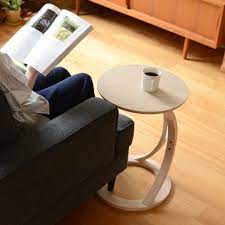 ありそうでなかった ソファーにピタッと寄り添う サイドテーブル コの字型だから 体にグッと引き寄せて使えます リビングで過ごす時間をもっと快適にしてくれるのが こちらのサイドテーブル 一 リビング インテリア リビング