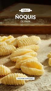 Se elaboran con patatas, harina (puede ser de maíz, castaña, pulpa de calabaza, de espinaca, etcétera ) y queso de ricota (con o sin espinaca). Noquis De Papa Receta De Noquis Caseros Recetas De Comida Recetas De Noquis