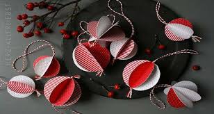 Diy Deco Fabriquer Des Boules De Noel Rouges Et Blanches Deco Noel Fait Main Facile Boule De Noel Decoration Noel