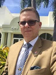 Buenas tardes a todos, looking for men's clothing  recommendations--specifically, men's Suits, regular fit, for work in an  office and not ridiculously expensive. Also, men's shoes to go with  aforementioned suit. Gonna try