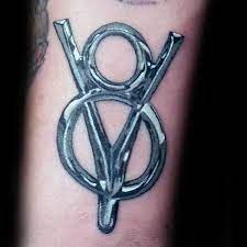 It is barbed wire with black/grey shading, about 4 wide from spike to spike (so it is less wide in certain portions), only has 3 barbs due to it's size. 40 V8 Tattoo Designs For Men Manly Machinery Ink Ideas