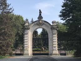 Przychodząc do zoo przed samym zamknięciem kas, możesz nie zdążyć obejrzeć ekspozycji we wszystkich pawilonach. Chorzow Palacowa Brama Zoo Prosze Wycieczki