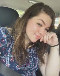 Let's learn to love our bodies ✨ Side note, I love my @gymshark leggings, I  can't wait to try their other products. I get so hesitant about trying  solely online brands, but