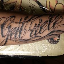Tatouages de jarretière en dentelle tatoo dentelle tatouages impressionnants tatouage prénom avant bras designs de tatouage à la hanche tatouage femme tatouage paillette. Tatouage Prenom Tattoome Le Meilleur Du Tatouage