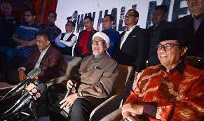 Ketua pemuda pas malaysia, ir ts khairil nizam khirudin berkata, namun pendirian umno terhadap bersatu itu mesti dibezakan dari tindakan penolakan pas terhadap anggota daripada pan yang tidak sama keadaan tersebut. Pas Terima Duit Umno Hujah Kebudak Budakan Hadi