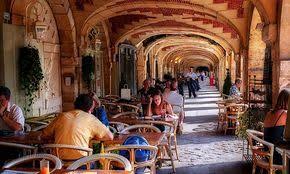 Les Arcades Du Cafe Hugo Place Des Vosges Le Cafe Est Nomme Apres Victor Hugo Qui Vivait Une Centaine De Metr Place Des Vosges Voyage Paris Fille Parisienne