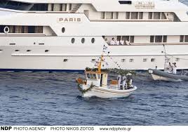 Εριέττα κούρκουλου και βύρωνας βασιλειάδης είχαν επιλέξει την παραλία με τη χρυσή αμμουδιά και τα χρυσοπράσινα νερά για να ενώσουν τις ζωές τους και σε κανέναν δεν επιτρεπόταν να κλέψει ούτε ένα μικρό στιγμιότυπο από τη νέα ζωή που ξεκινούσε. Erietta Koyrkoyloy Byrwn Basileiadhs Oi Nees Adhmosieytes Fwtografies Apo Ton Gamo Toy Kalokairioy Zinapost Gr