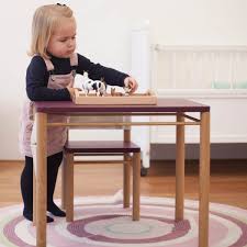 Supermärkte bieten eine große auswahl an verschiedenen möbeln für ein kleines kind und ältere kinder. Naturliche Kindermobel Aus Eichenholz Im Set Tisch Stuhl Hocker Kunstbaron