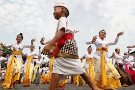 · pola lantai vertikal : Pola Lantai Tari Saman Dari Aceh Tari Saman Dari Nanggroe Aceh Darussalam Menggunakan Pola Pola Lantai Vertikal Hampir Sama Dengan Pola Lantai Horizontal