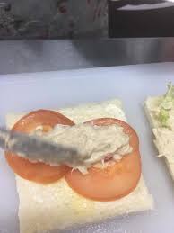 ▶️ kemudian curahkan sikit sos cili, mayonis dan serbuk lada hitam padan. Resepi Sandwich Tuna Mayo