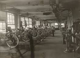 Concessionnaire officiel harley davidson depuis 1988 vous accueille dans un espace de 1500 m carré dédié au mythe américain. 100 Years Ago Harley Davidson Factory 1918 The Vintagent