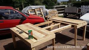 Table Extensible Pour La Salle A Manger Avec Palettes Table A Manger Palette Table A Manger Bois Extensible Table Extensible
