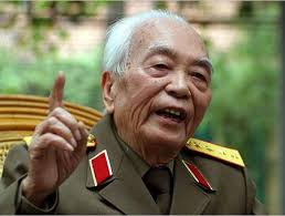 Nhìn hàng người trẻ tới đây, tôi thấy cả lòng kính yêu và ý thức dân tộc. Tháº¿ Giá»›i Ca Ngá»£i Ä'áº¡i TÆ°á»›ng Vo Nguyen Giap