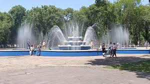 Кривой рог не только самый протяженный в европе, но и очень красивый город. Fontan V Parke Hmelnickogo Raduet Zhitelej Krivogo Roga Youtube