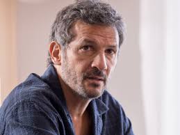 Exclu. "C'était déjà stressant, mais là, c'était l'enfer !" Kamel Belghazi  (Demain nous appartient) se souvient de son premier jour de tournage dans  la série de TF1